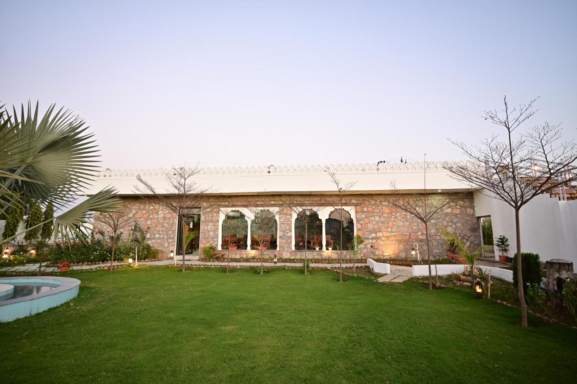 The Castle Crown - Hem Vilas Resort Ranthambhore ساواي مادهوبور المظهر الخارجي الصورة